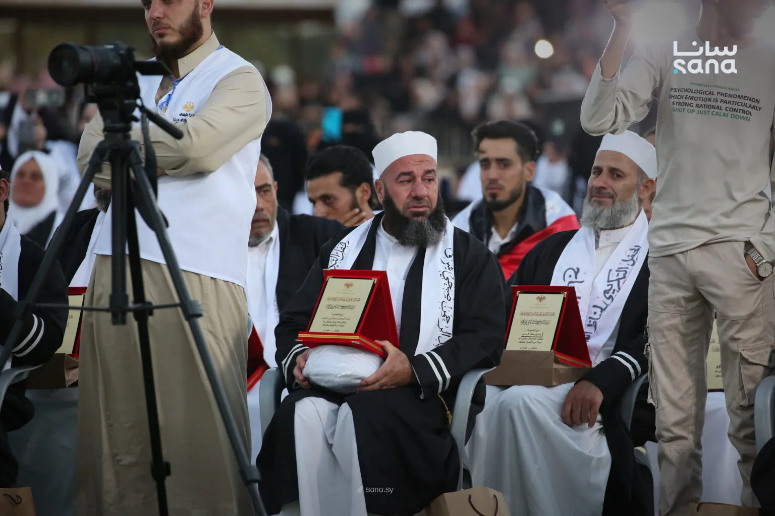 في احتفال مركزي بعنوان “حفاظ النصر”.. درعا تحتفي بـ 2200 حافظ للقرآن الكريم 