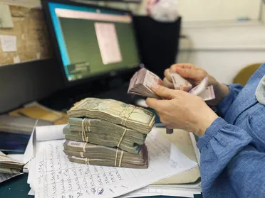 التربية والمالية تبحثان تحسين رواتب المعلمين في اجتماع مشترك