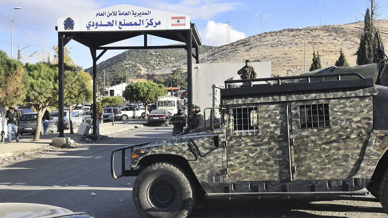 بحثاً عن فلول نظام الأسد..الجيش اللبناني ينفذ مداهمات في مناطق بطرابلس وعكار