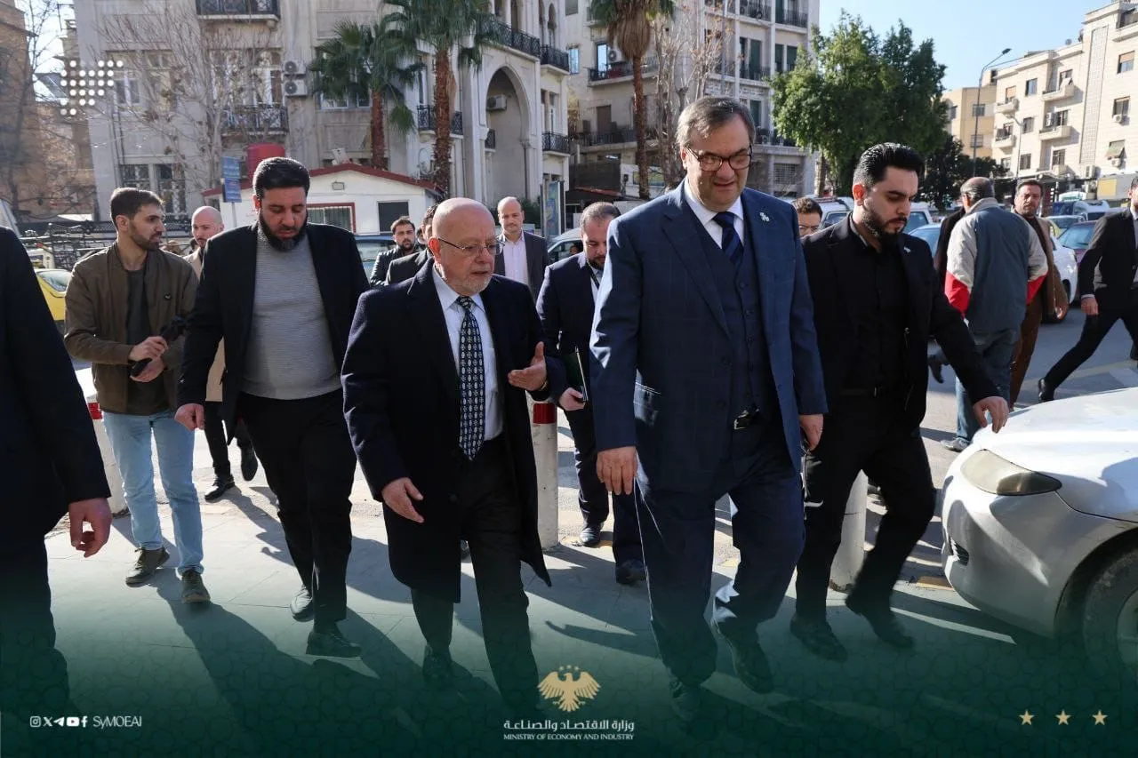 وزير الاقتصاد وحاكم المركزي يتفقدان مراكز استبدال العملة في دمشق دعماً للاستقرار النقدي