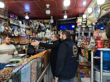 التجارة الداخلية بحمص تواصل جولاتها لضبط الإعلان عن الأسعار بالعملتين