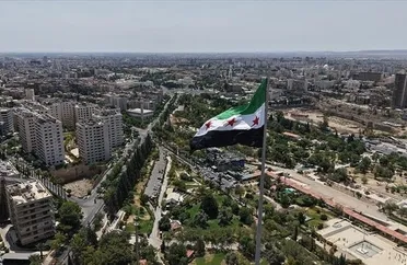 رئيس تحرير الثورة: التواضع لا يُقاس بعدسات الكاميرات والمسؤول الناجح يُعرف من أدائه