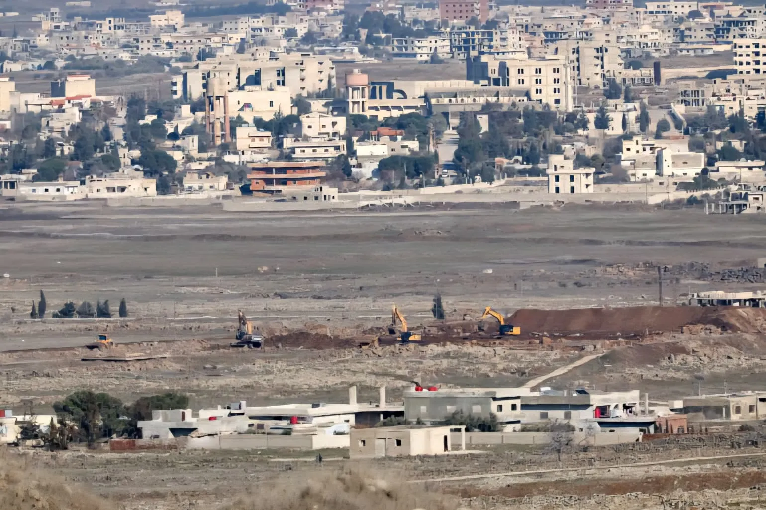 توغلات إسرائيلية وهدم مبنى مشفى قديم في مدينة القنيطرة المهدّمة