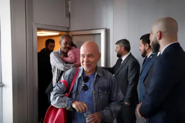 مسؤولون من الخارجية السورية يستقبلون مواطنين سوريين تم إجلاؤهم من السودان في مطار دمشق