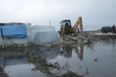 الدفاع المدني يُعلن إنقاذ 13 شخصاً من فيضان نهر أم جامع بريف حمص 