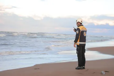 إنقاذ وعمليات بحث مستمرة بعد انقلاب قارب صيد قبالة ساحل طرطوس