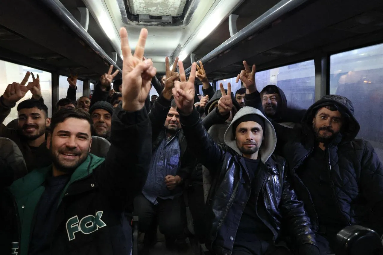 الداخلية تُخلي سبيل مجموعة من عناصر "قسد" بعد تسليم أنفسهم طوعاً في حلب