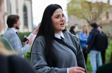 تبرئة اللاجئة السورية سارة مارديني و23 متطوعاً من تهم "تهريب المهاجرين" في اليونان