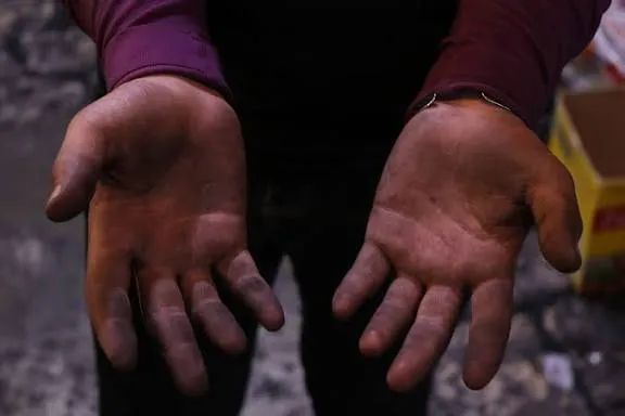 طفل يبيع تحت المطر يعيد الحديث عن عمالة الأطفال في سوريا