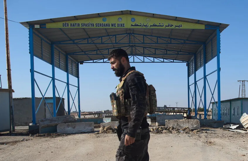 وسط انسحاب "قسد" من غرب الفرات.. "دير حافر" موقع استراتيجي يعود إلى سيطرة الدولة 