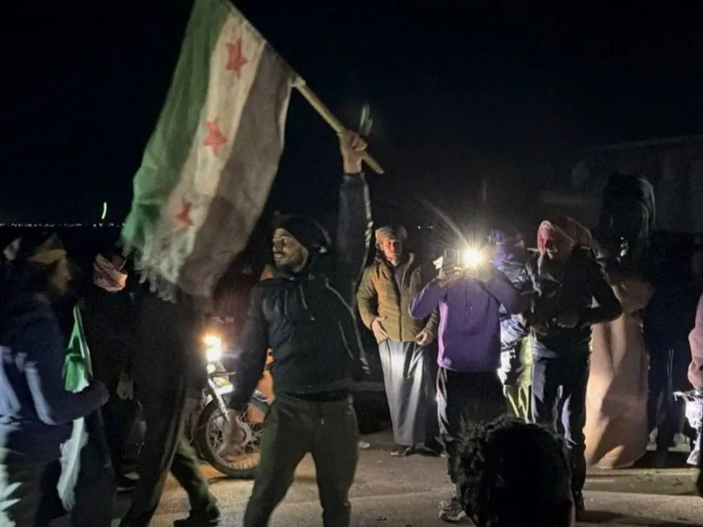 أهالي الرقة يغنون يشعرون بفرحة التحرير لأول مرة ويغنون "ارفع راسك فوق أنت حر"