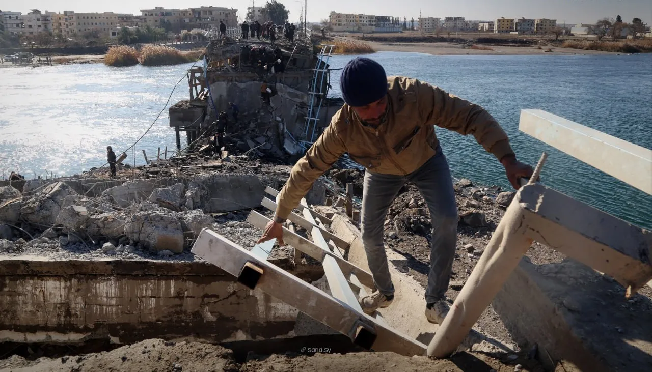 بعد تفجير الجسور من قبل "قسد".. معاناة المدنيين تتفاقم للتنقل بين الطبقة والرقة 