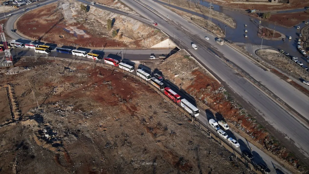 ضمن قافلة مجهزة.. الدولة السورية ترعى عودة النازحين من الطبقة إلى عفرين