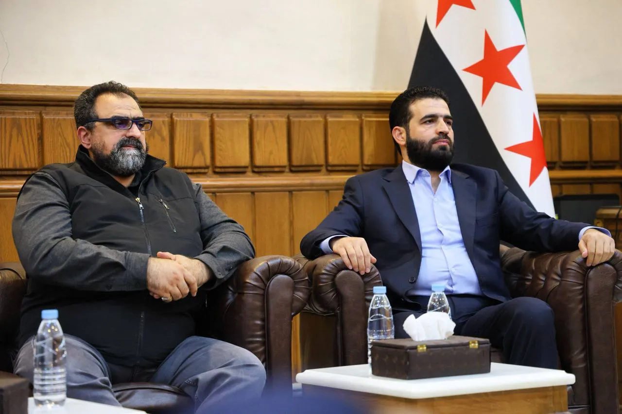 وزير الداخلية السوري أنس خطاب (يمين) - حسن صوفان عضو لجنة السلم الأهلي (يسار)