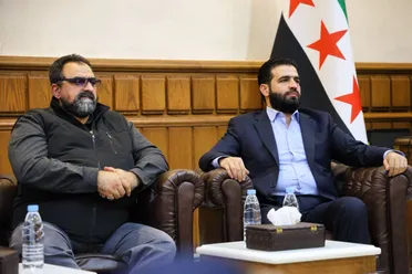 وزير الداخلية السوري أنس خطاب (يمين) - حسن صوفان عضو لجنة السلم الأهلي (يسار)