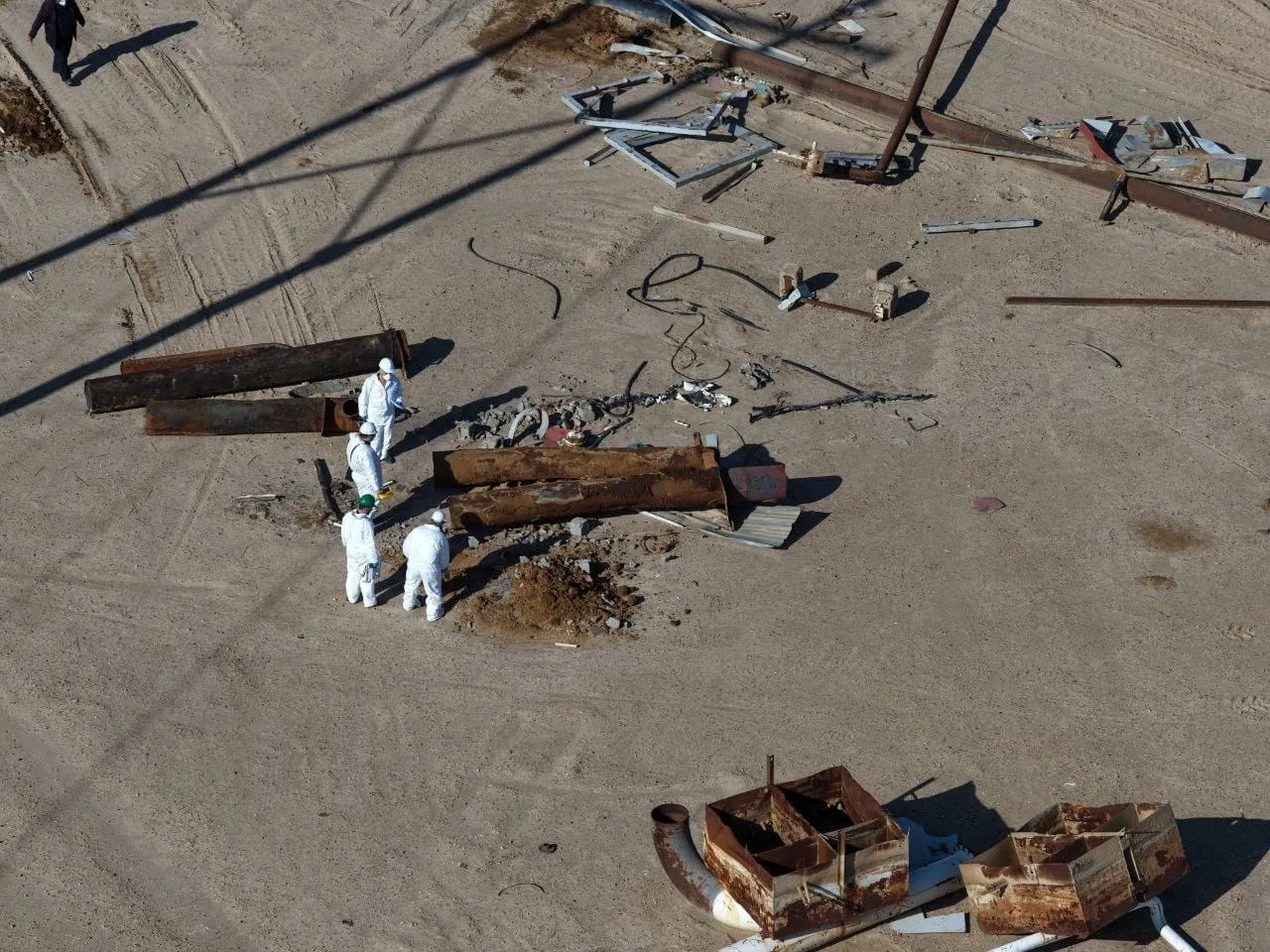 فرق المسح الإشعاعي ترصد تلوثاً في بعض مواقع حقول النفط المحررة بدير الزور