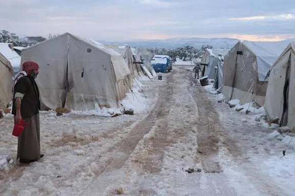 الثلوج تعمّق معاناة النازحين في مخيمات شمال سوريا وسط عجز إنساني متواصل