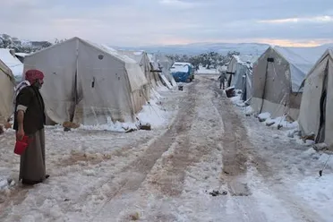 الثلوج تعمّق معاناة النازحين في مخيمات شمال سوريا وسط عجز إنساني متواصل