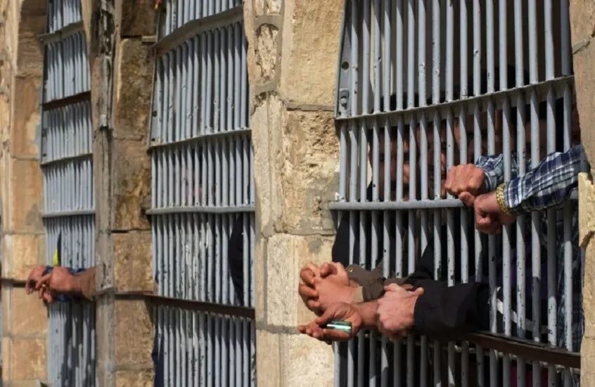 سجناء سوريون ولبنانيون في سجن رومية يعلنون إضراباً شاملاً ويطالبون بحل عادل يشمل الجميع