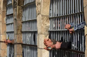 سجناء سوريون ولبنانيون في سجن رومية يعلنون إضراباً شاملاً ويطالبون بحل عادل يشمل الجميع