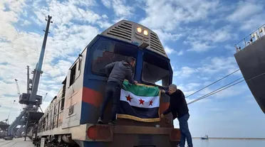 بعد انقطاع 15 عاماً.. انطلاق أول قطار شحن حبوب من مرفأ اللاذقية إلى حلب