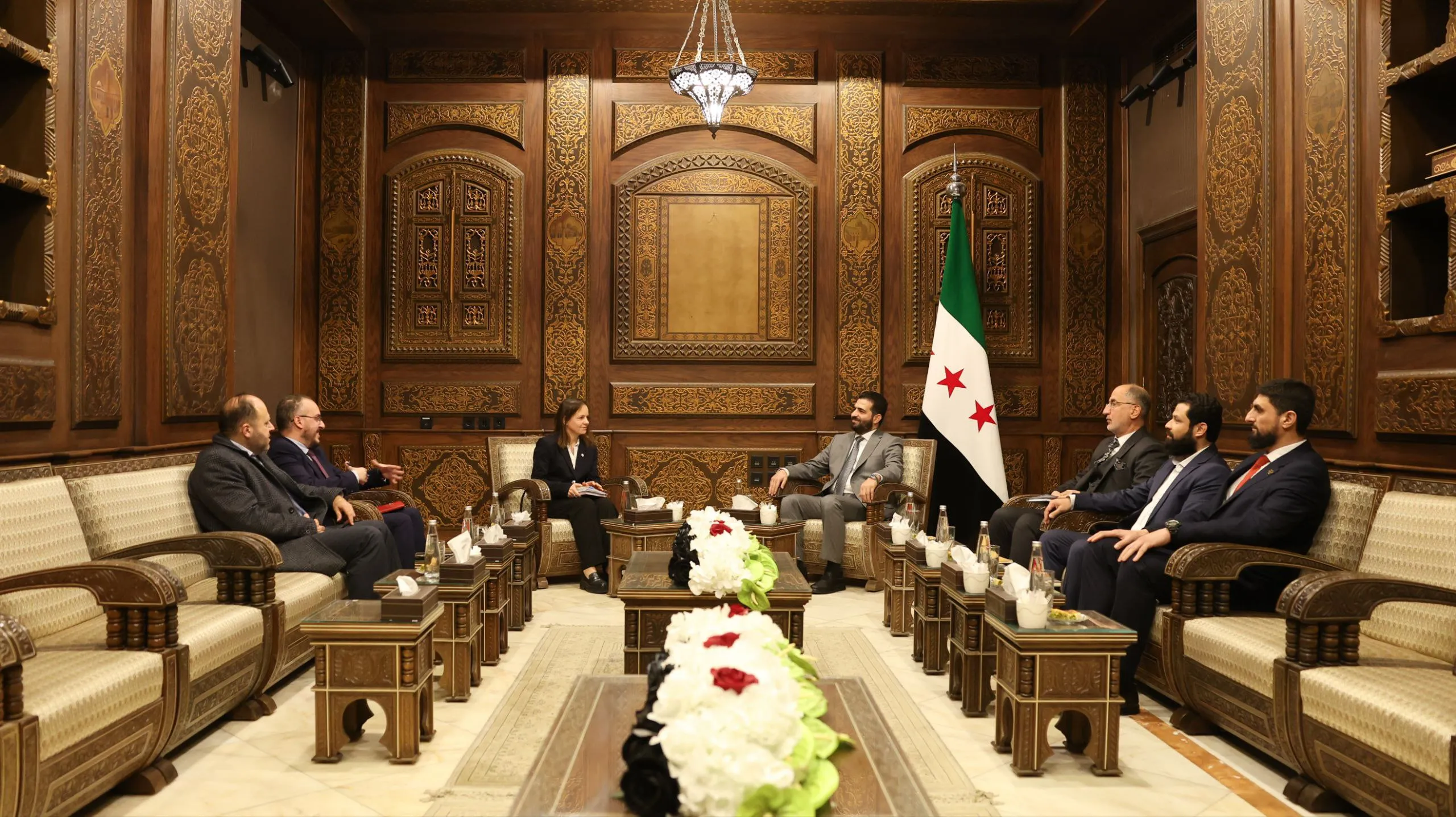 الداخلية والصليب الأحمر يبحثان واقع مخيم الهول والسجون المستلمة حديثاً في الرقة والحسكة