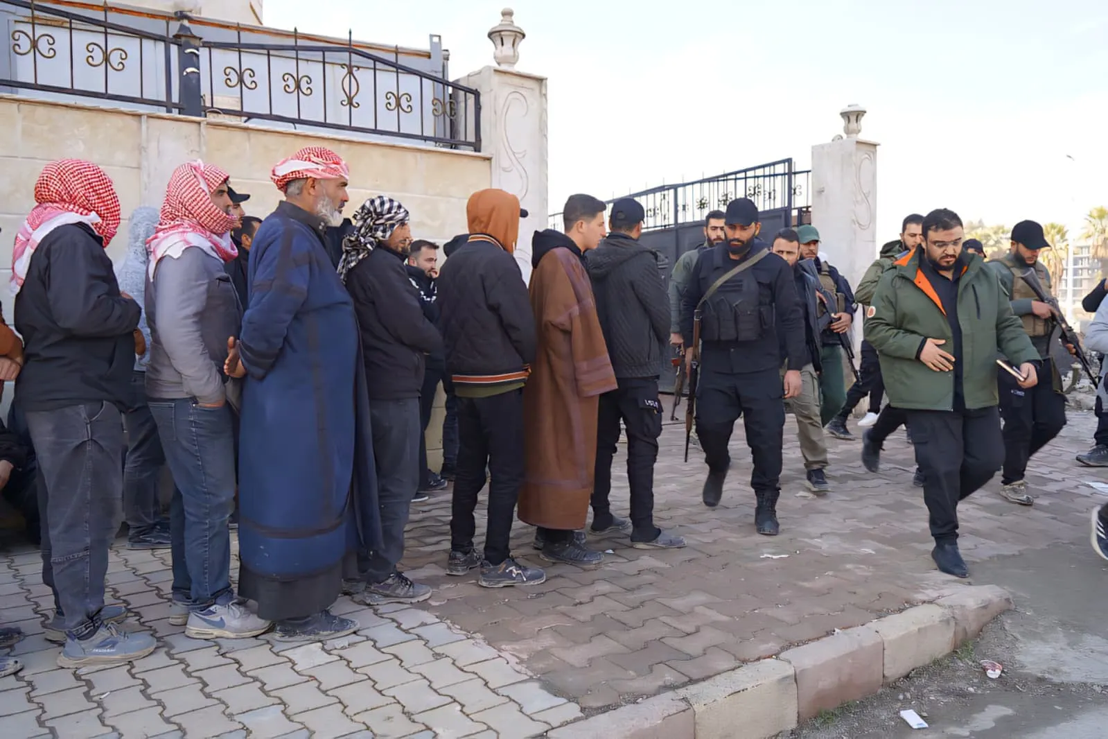 قيادة الأمن الداخلي تتابع تسوية أوضاع عناصر "قسد" في الرقة ودير الزور