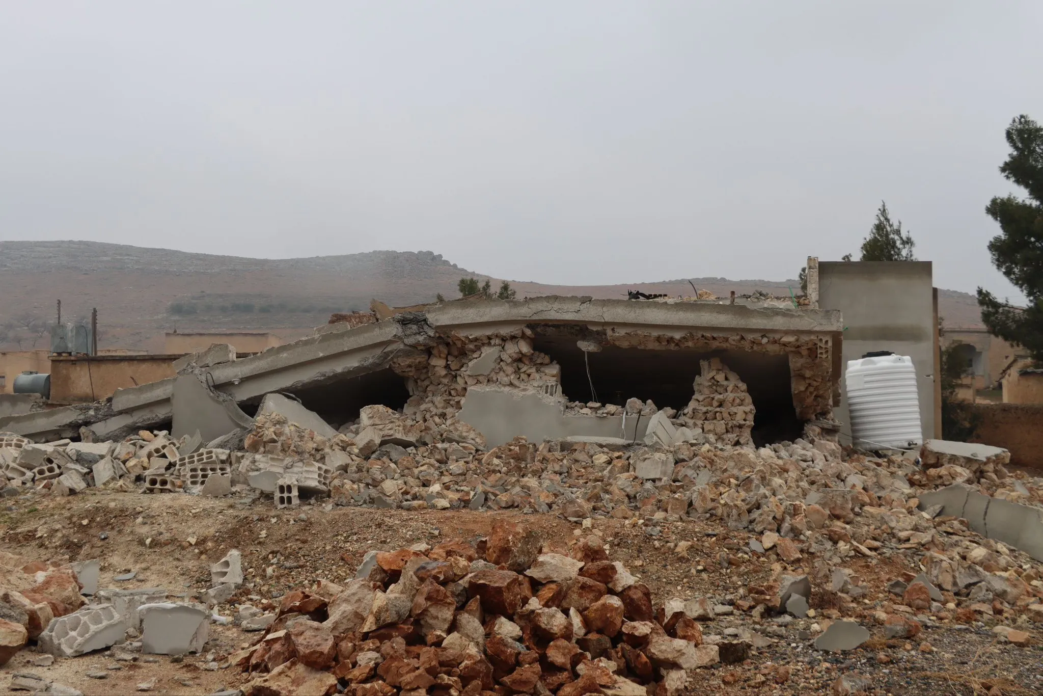 مقتل ثلاثة شبان بانفجار ألغام من مخلفات “قسد” قرب سد تشرين