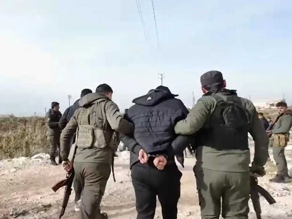 أعلنت مديرية الأمن الداخلي في منطقة سمعان الغربية بمحافظة حلب، اليوم الأربعاء 28 كانون الثاني، إلقاء القبض على خلية إجرامية متورطة في عمليات سرقة وسطو مسلح، وذلك عقب تلقي شكاوى متكررة من الأهالي عن حوادث سلب بقوة السلاح في المنطقة.