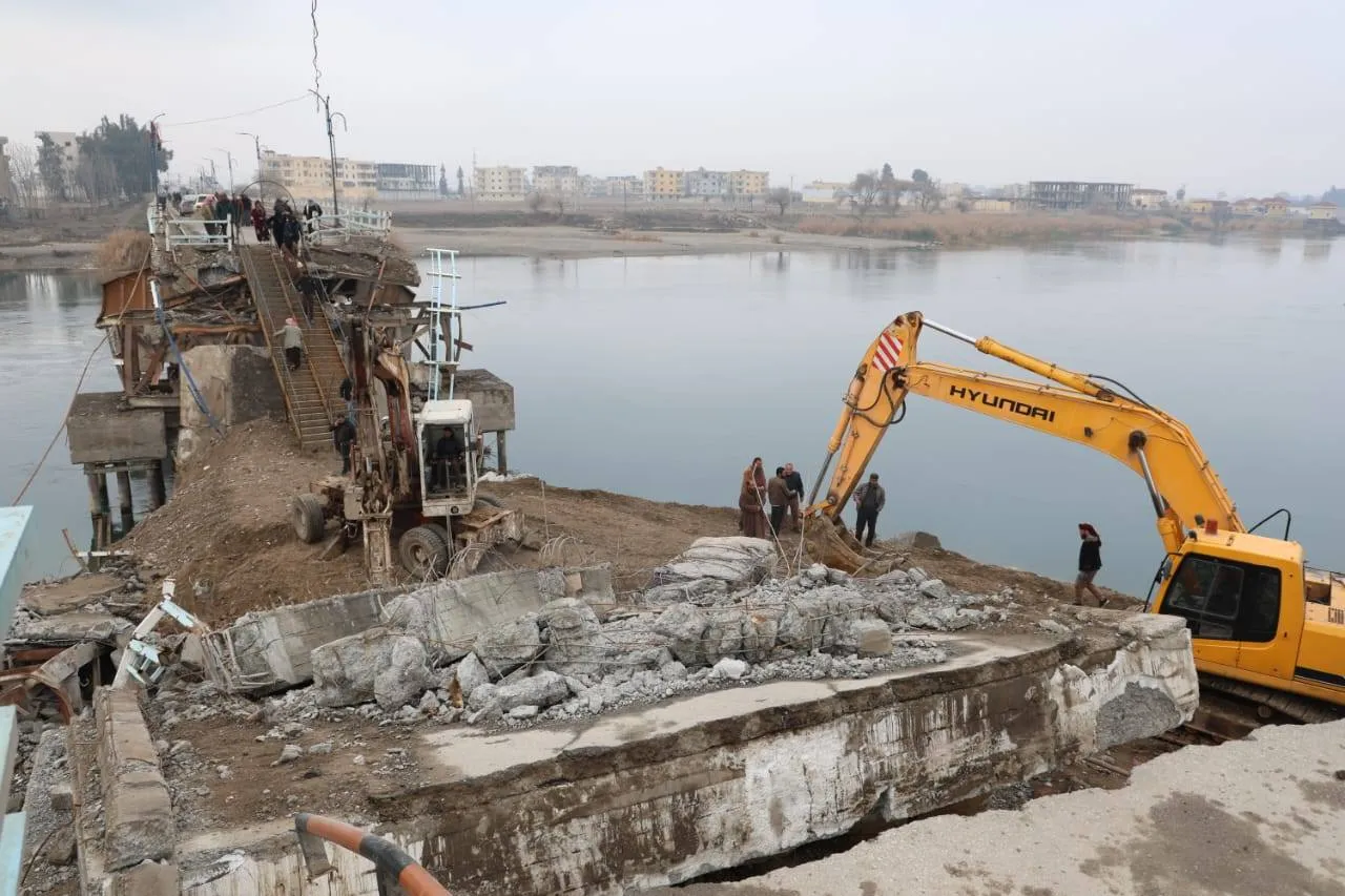 المؤسسة السورية للبناء تبدأ إعادة تأهيل الجسر القديم في الرقة 