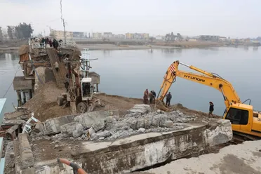 المؤسسة السورية للبناء تبدأ إعادة تأهيل الجسر القديم في الرقة 