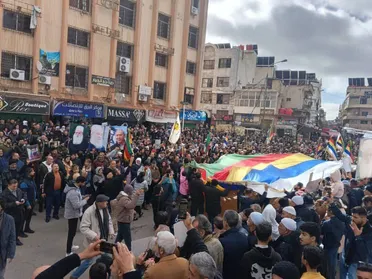 مظاهرة في السويداء رفعت اعلام اسرائيل وصورا لرئيس الوزراء الاسرائيلي بنيامين نتنياهو