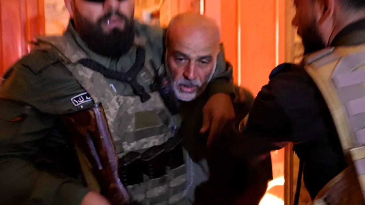 متورط بانتهاكات وجرائم حرب ... الأمن الداخلي يوقف قيادي في «فوج الشواهين» بريف حماة