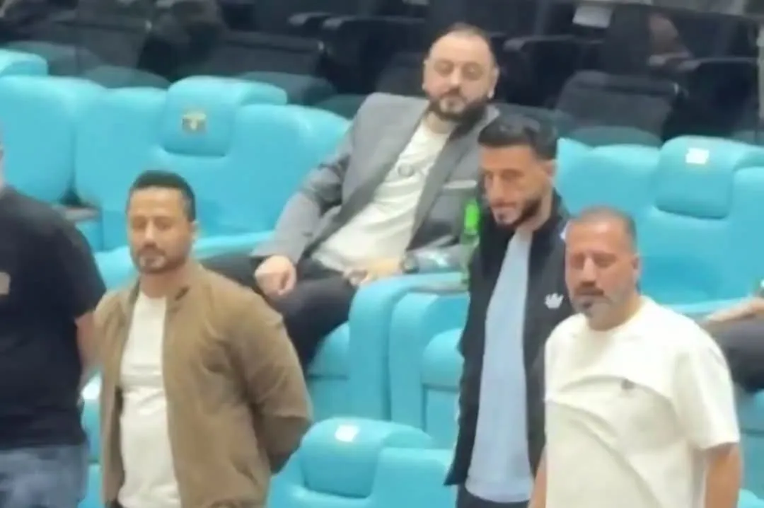 ظهور عمر السومة في دمشق يجدد الجدل حول مواقفه من الثورة.. ومطالبات بفسخ عقده