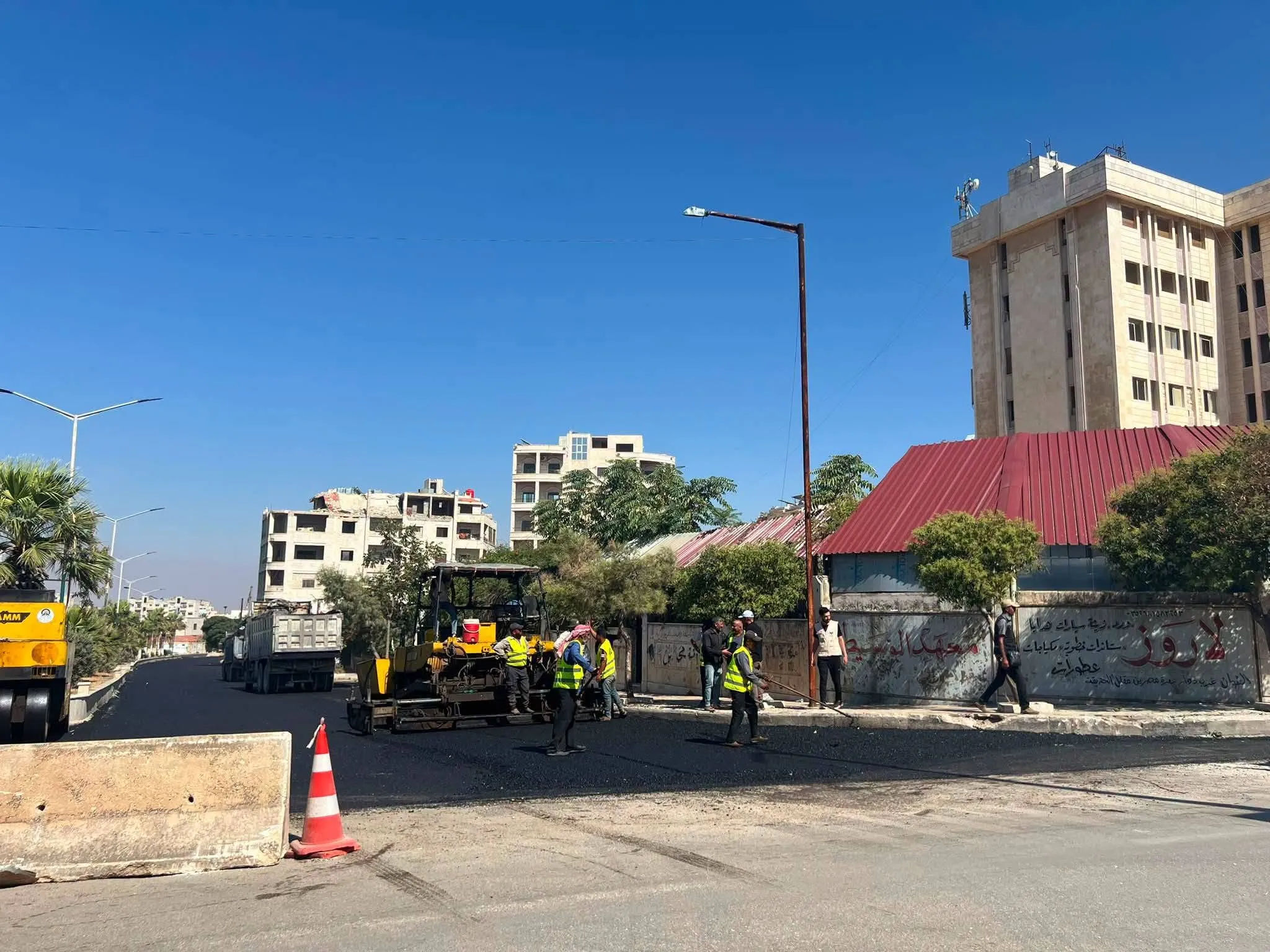 من سماكة الإسفلت إلى تصريف المياه.. تساؤلات حول جودة تعبيد الطرق في إدلب