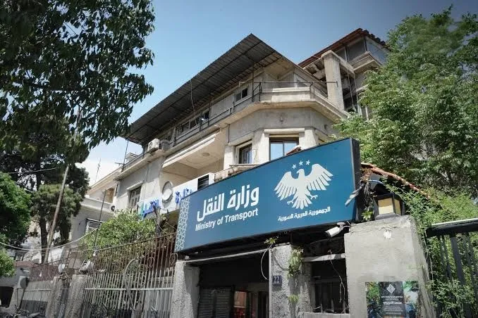 وزارة النقل تعيد 276 موظفاً مفصولاً بسبب مشاركتهم في الثورة إلى العمل في الخطوط الحديدية
