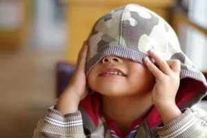 تأثير الخجل على تحصيل الطفل وعلاقاته… نصائح للتدخل والدعم