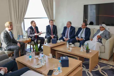 المالية والمركزي وهيئة الاستثمار يناقشون فرص الشراكة مع مجموعة الحبتور