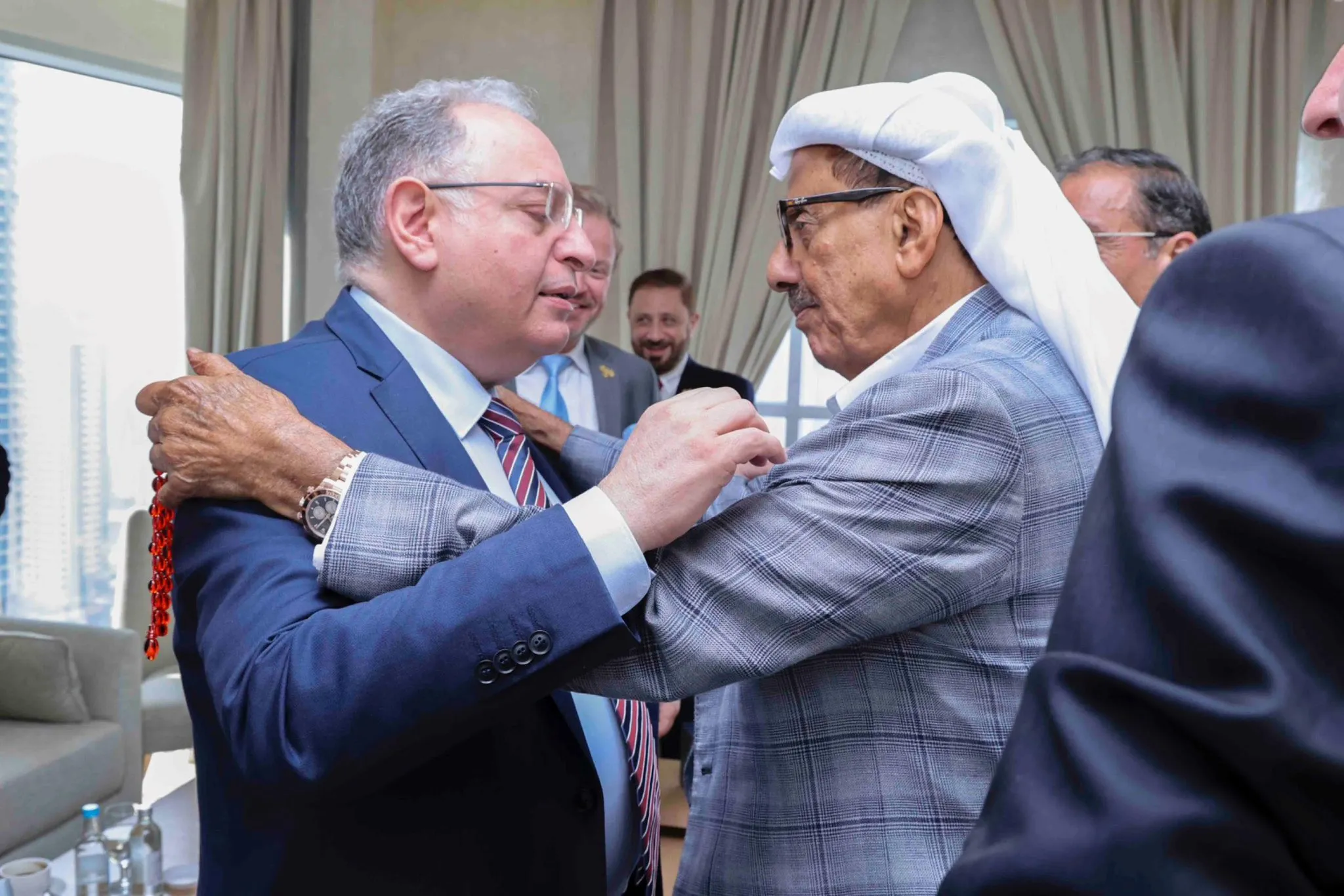 اللقاء الذي جمع رجل الأعمال الإماراتي خلف أحمد الحبتور مع الوفد السوري