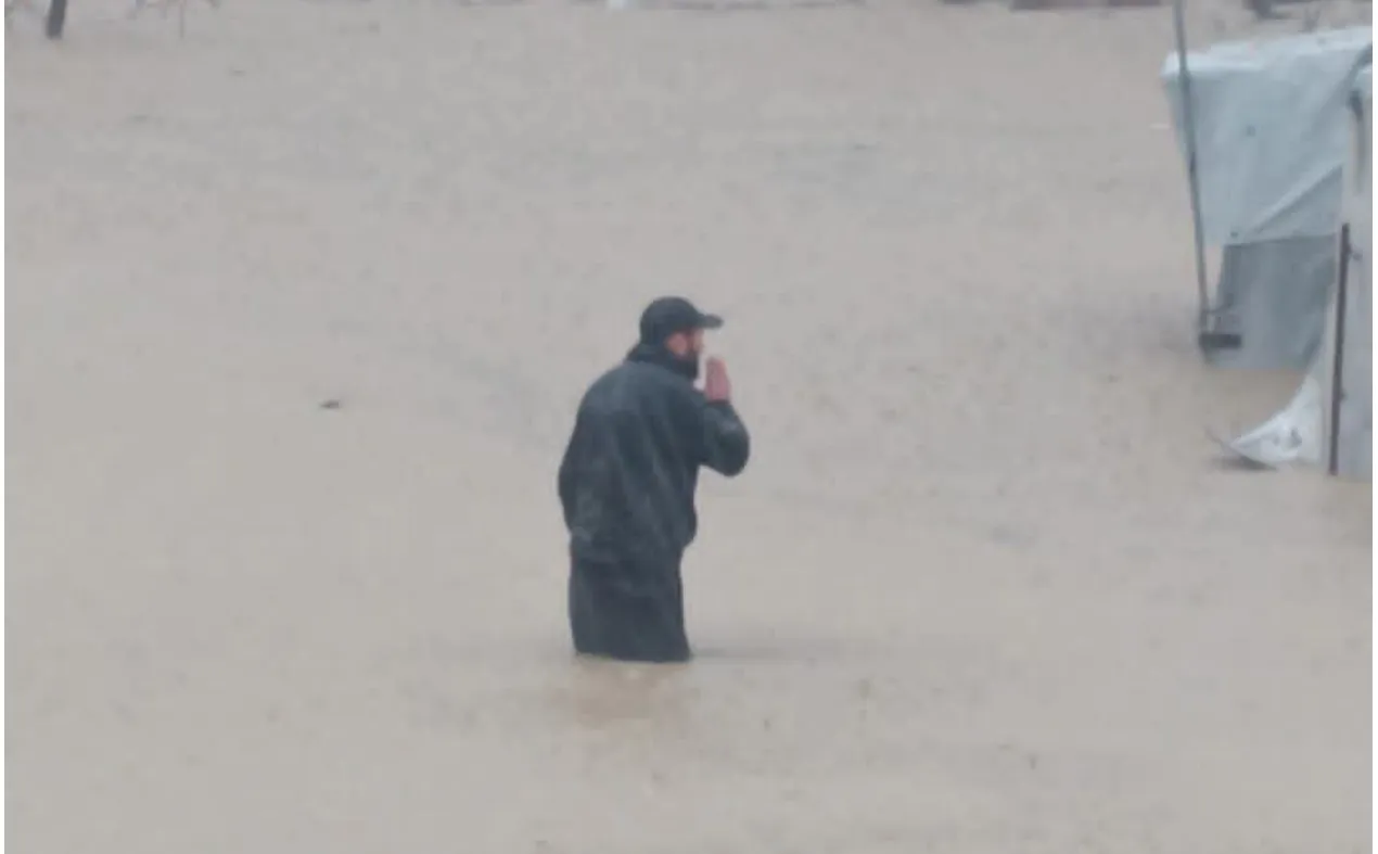 رجل واحد... ومشهد يلخص شجاعة السوريين في الكوارث