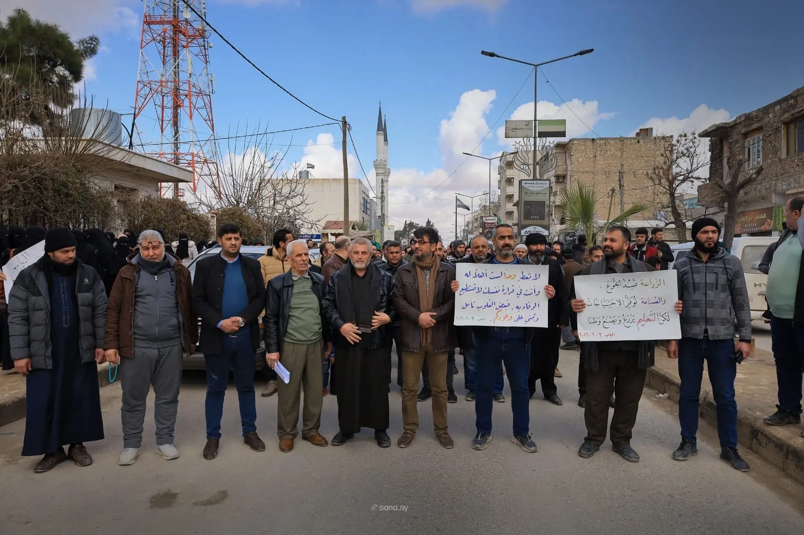 وقفة احتجاجية لمعلمي مدينة الباب للمطالبة بتحسين الأوضاع ورفع الأجور