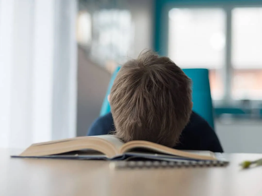 الضغط الدراسي على الطلاب: بين توقعات الأهالي والتداعيات النفسية