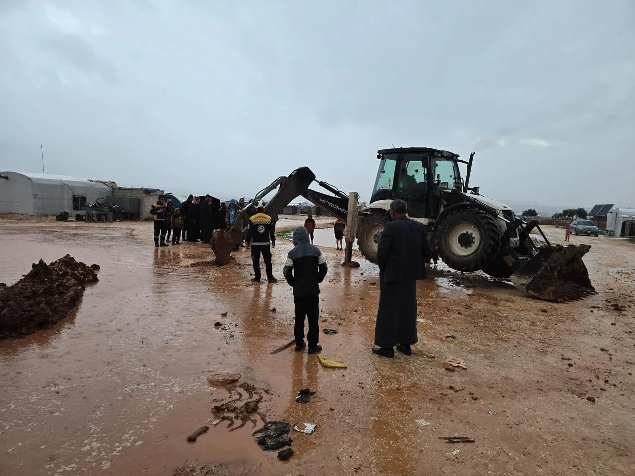 استجابة موسعة للدفاع المدني لمواجهة آثار المنخفض الجوي في عدة محافظات