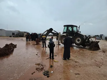 استجابة موسعة للدفاع المدني لمواجهة آثار المنخفض الجوي في عدة محافظات