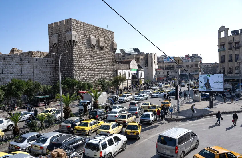 نقابة الفنانين تحذر من تجاوزاتها القانونية