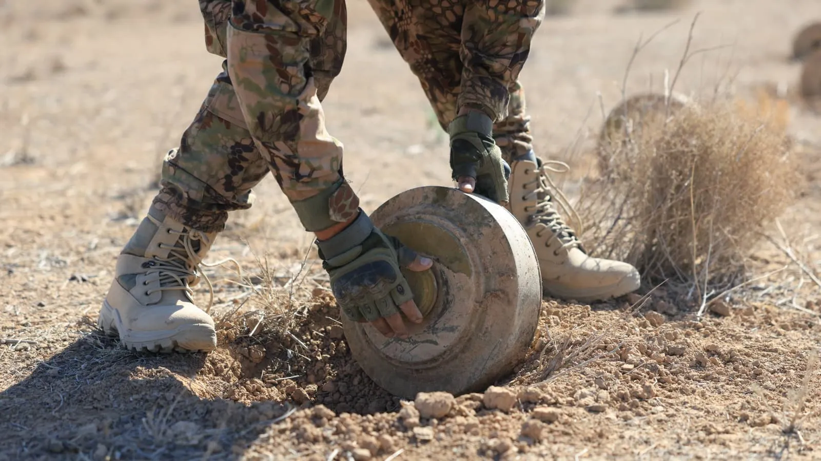 كتيبة الهندسة تبدأ إزالة الألغام في بادية دير الزور