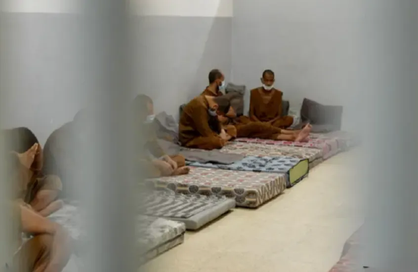 العدل العراقية تنفي صحة قائمة متداولة عن جنسيات سجناء “داعش” المنقولين