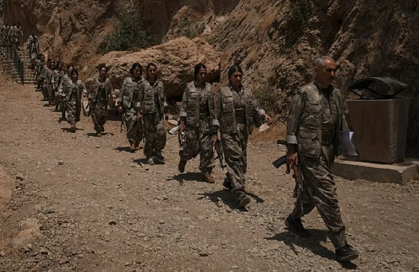 أوجلان يعلن انتهاء مرحلة حل “العمال الكردستاني” وبدء مسار “الاندماج الديمقراطي”