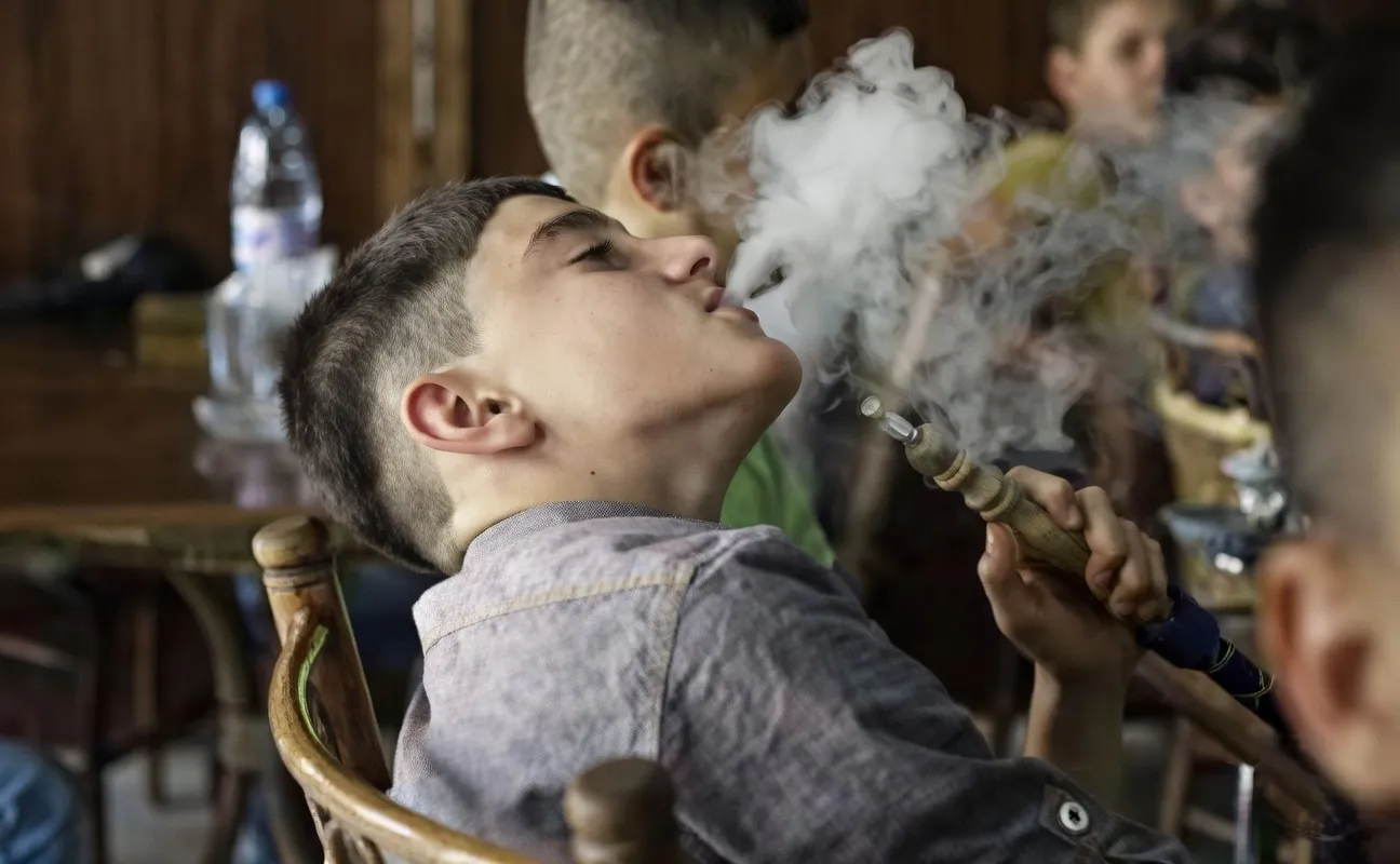 التدخين المنزلي بالنرجيلة… خطر صامت يطال صغار السن