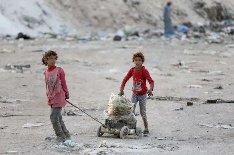 داخل حاويات النفايات: عائلات تواجه المخاطر اليومية بحثاً عن لقمة العيش
